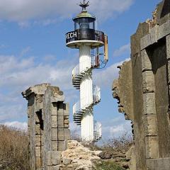 277160 francais parc naturel regional des caps et marais dopale cote dopale phare dalprech et reste de lancien semaphore tombe de la falaise suite a lerosion