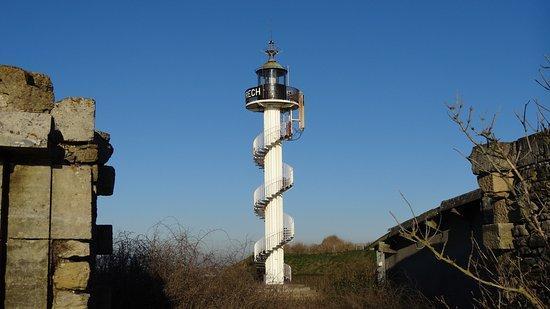 Le phare et les ruines
